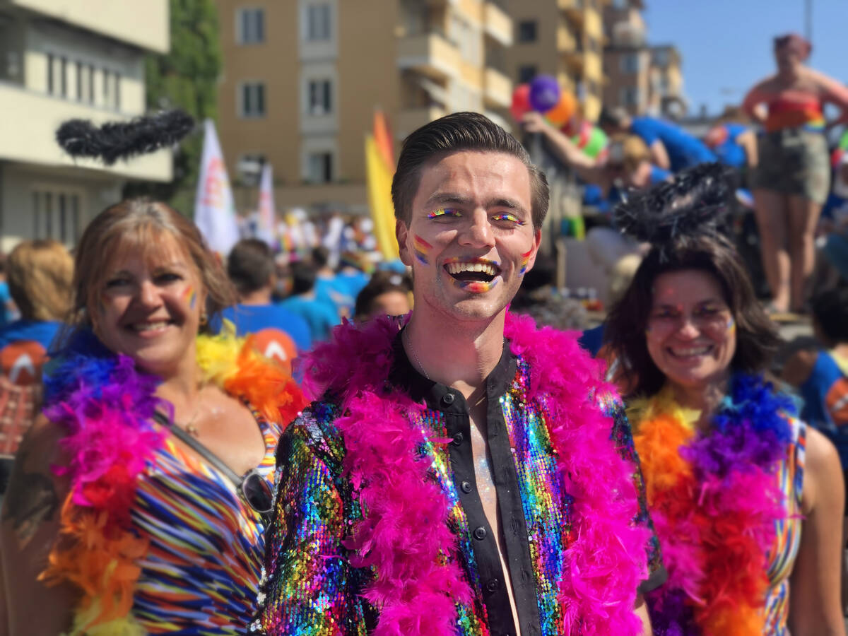 Färgglada deltagare på Pride paraden.