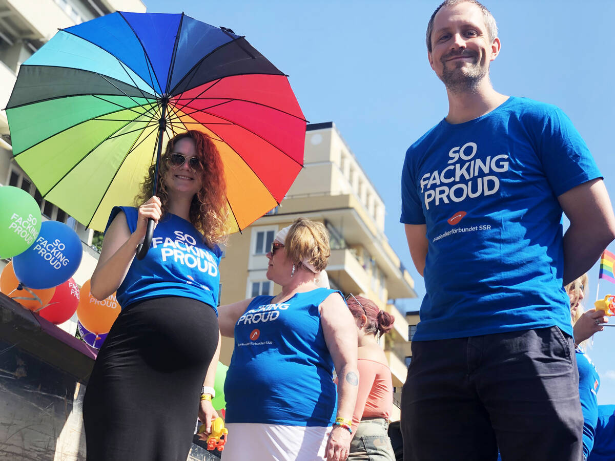 Färgglada deltagare på Pride paraden.