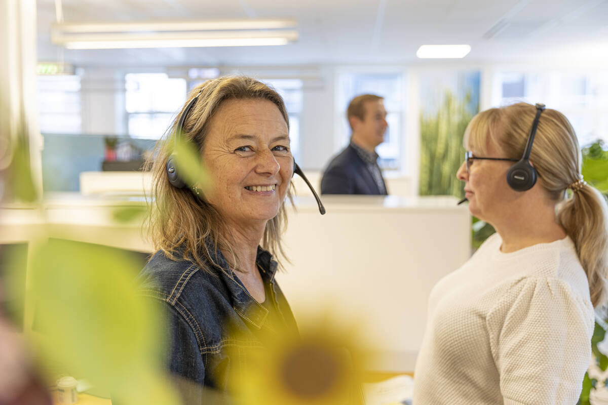 Positiv och stabil kvinna svarar på medlemmarnas frågor.