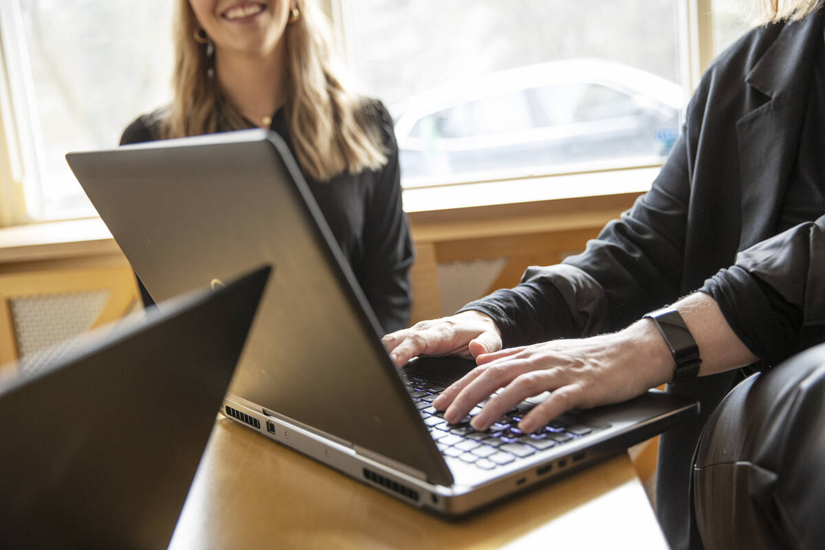 Två medarbetare vid laptops.