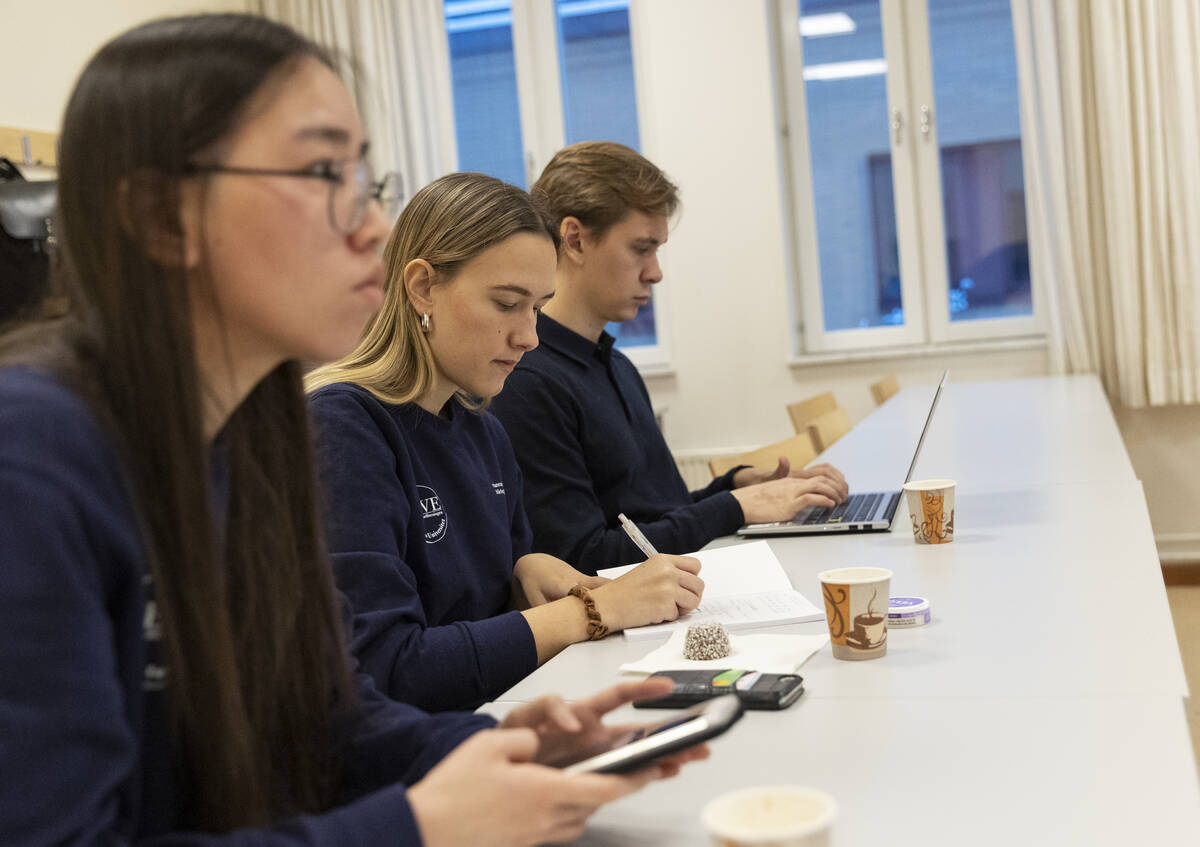 Fokuserade studenter på en universitetsföreläsning.