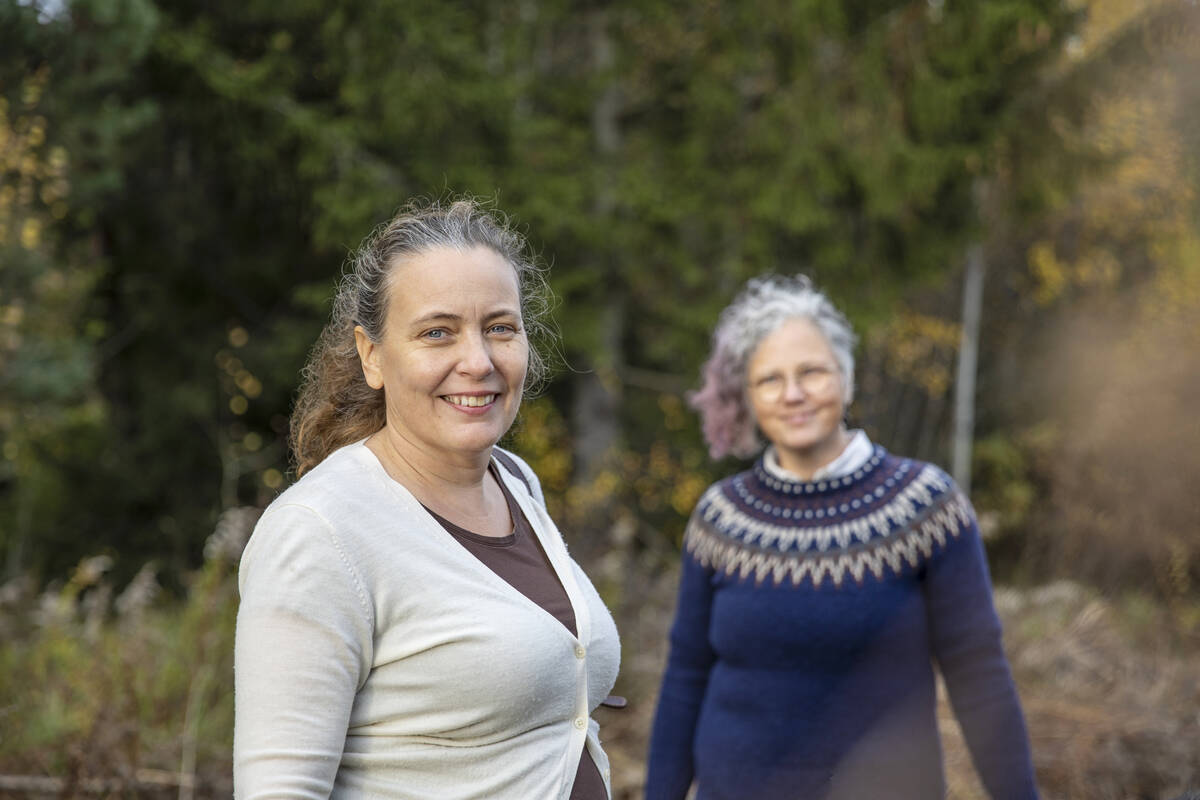 Två positiva medelålders kvinnor utomhus