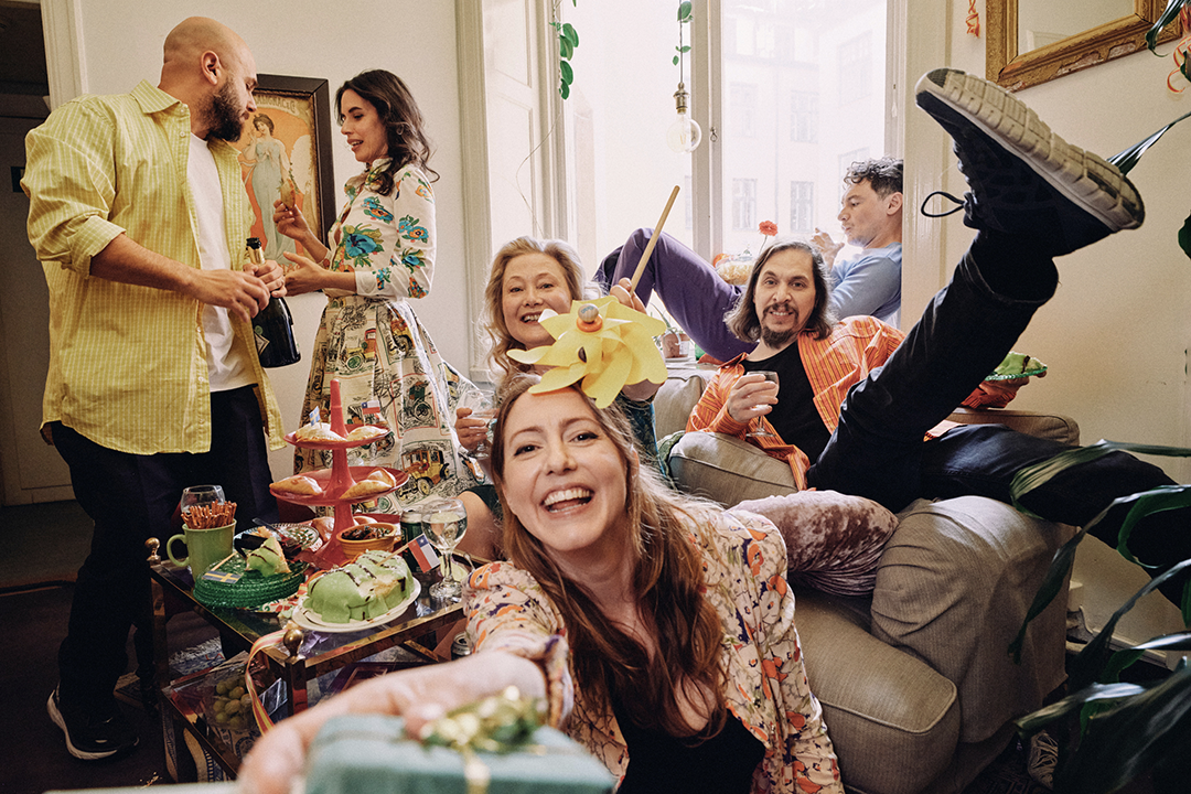 glada personer har födelsedagskalas